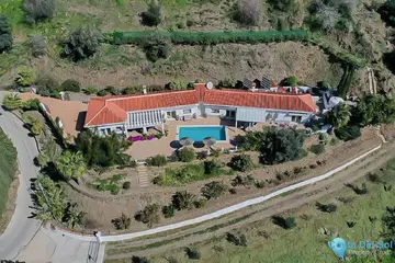 5 bedroom House for Sale in Arenas
