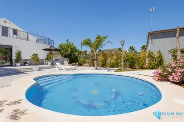 6 bedroom House for Sale in Coín