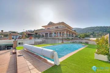 6 bedroom House for Sale in Churriana