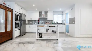 4 bedroom Apartment for Sale in Elviria-77558
