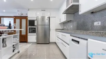 4 bedroom Apartment for Sale in Elviria-77559