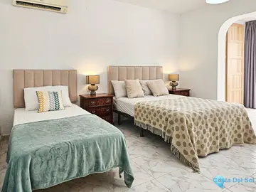 4 bedroom House for Sale in Riviera del Sol-26077