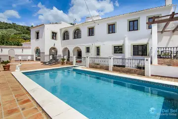 6 bedroom House for Sale in Canillas de Albaida