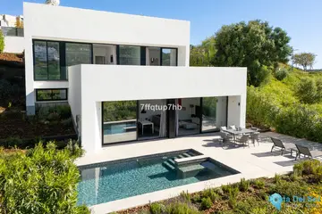 3 bedroom House for Sale in Estepona