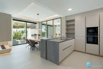 4 - 6 bedroom House for Sale in Marbella-31068