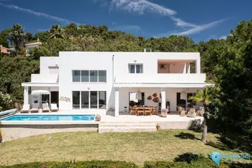 5 bedroom House for Sale in Estepona