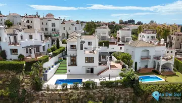 4 bedroom House for Sale in Estepona