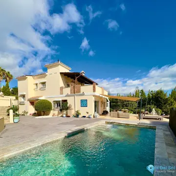 6 bedroom House for Sale in Estepona