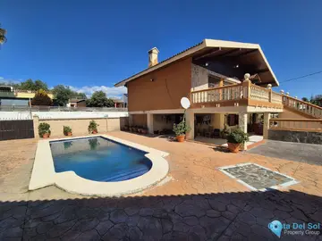 6 bedroom House for Sale in Coín