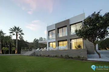 5 bedroom House for Sale in Nueva Andalucía