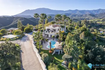 6 bedroom House for Sale in Estepona