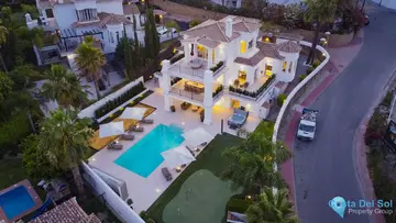 6 bedroom House for Sale in Nueva Andalucía