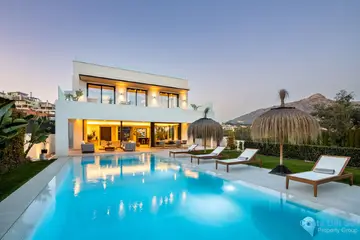 5 bedroom House for Sale in Nueva Andalucía