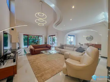 5 bedroom House for Sale in Los Flamingos