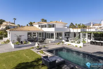 5 bedroom House for Sale in Estepona