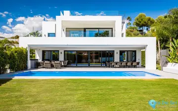 7 bedroom House for Sale in Nueva Andalucía