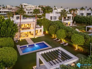 6 bedroom House for Sale in Nueva Andalucía