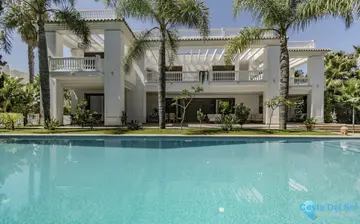 6 bedroom House for Sale in Guadalmina Baja