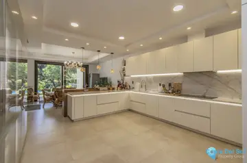 6 bedroom House for Sale in Guadalmina Baja-46032