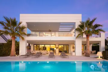 7 bedroom House for Sale in Nueva Andalucía-46072