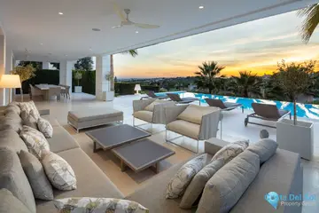 7 bedroom House for Sale in Nueva Andalucía-46082