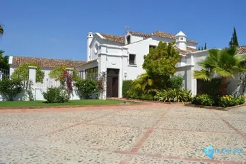 6 bedroom House for Sale in Guadalmina Baja