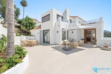 5 bedroom House for Sale in Nueva Andalucía