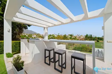 5 bedroom House for Sale in Nueva Andalucía-46530