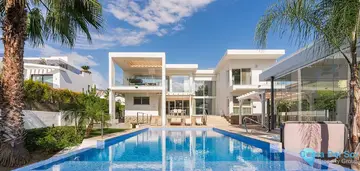 7 bedroom House for Sale in Nueva Andalucía