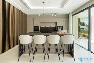5 bedroom House for Sale in Nueva Andalucía-46820