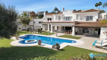 7 bedroom House for Sale in Nueva Andalucía