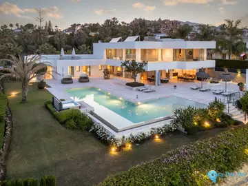 7 bedroom House for Sale in Nueva Andalucía