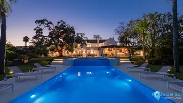 6 bedroom House for Sale in Nueva Andalucía