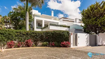 4 bedroom House for Sale in The Golden Mile