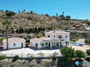 4 bedroom House for Sale in Arenas