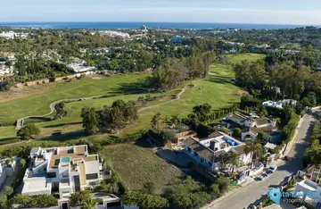 1600m2 Plot for Sale in Nueva Andalucía