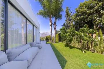 5 bedroom House for Sale in Nueva Andalucía-56041