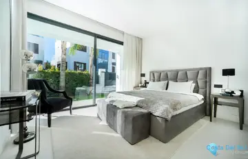 4 bedroom House for Sale in The Golden Mile-56146