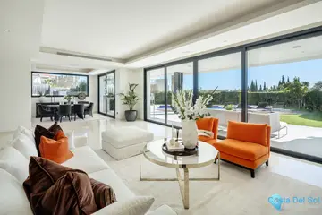 5 bedroom House for Sale in The Golden Mile
