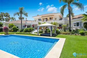 6 bedroom House for Sale in Nueva Andalucía
