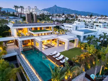 5 bedroom House for Sale in Nueva Andalucía