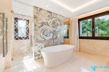 6 bedroom House for Sale in Nueva Andalucía-58055