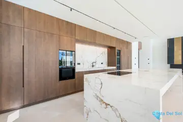 6 bedroom House for Sale in The Golden Mile-58347