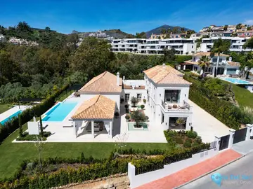 6 bedroom House for Sale in Nueva Andalucía
