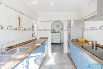4 bedroom House for Sale in Tolox-61060