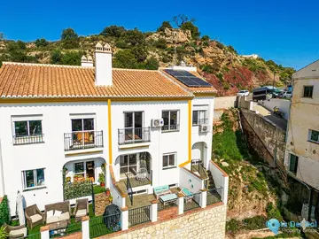 4 bedroom House for Sale in Almogía