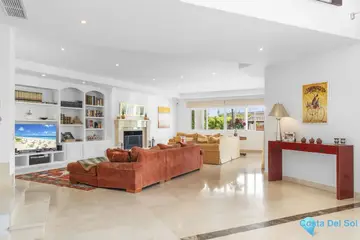 6 bedroom House for Sale in El Paraiso-98054