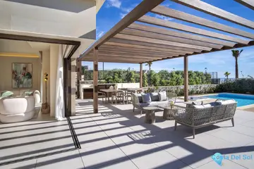 4 bedroom House for Sale in New Golden Mile-98117