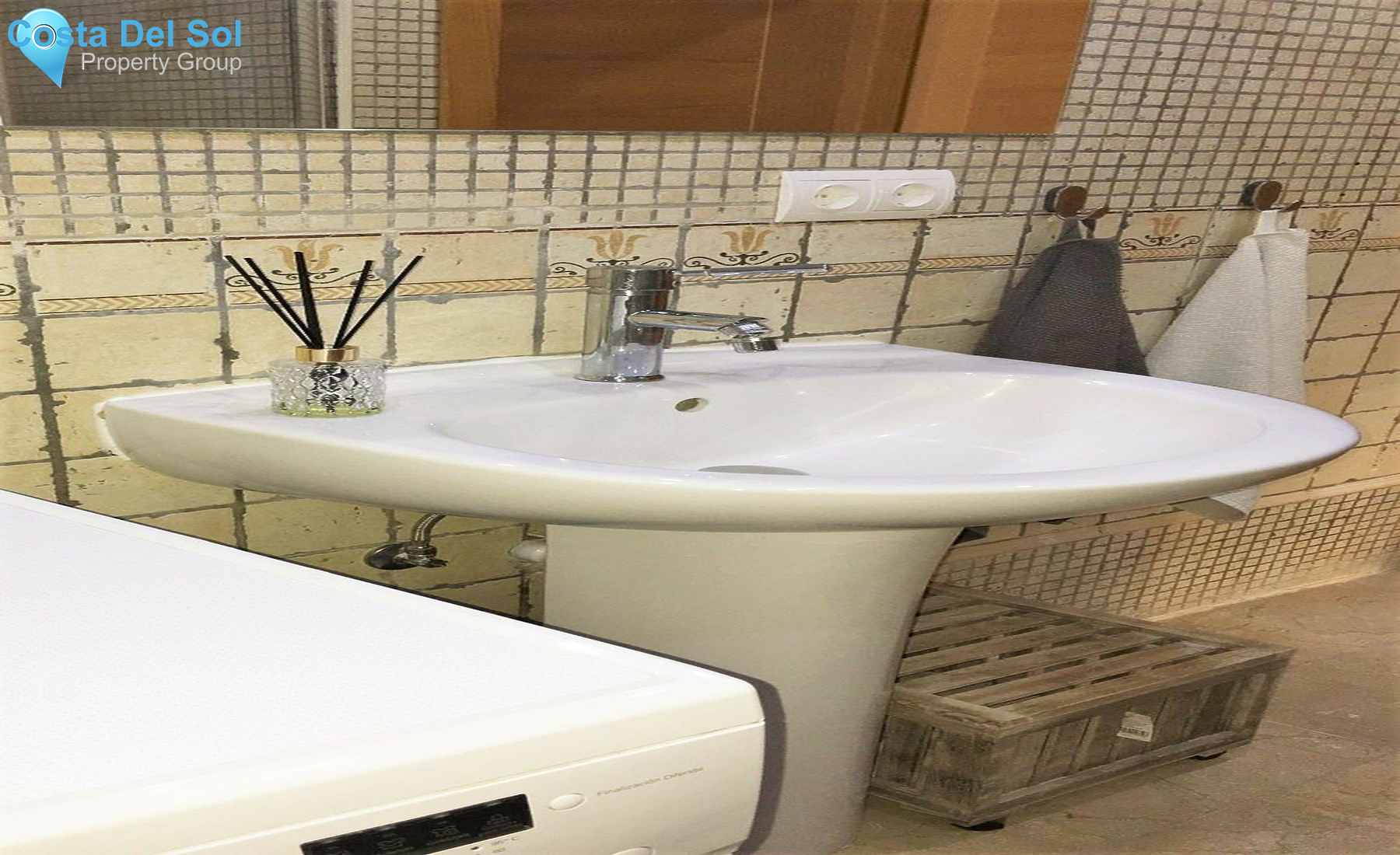 Middle Floor Apartment in Aloha-1455969