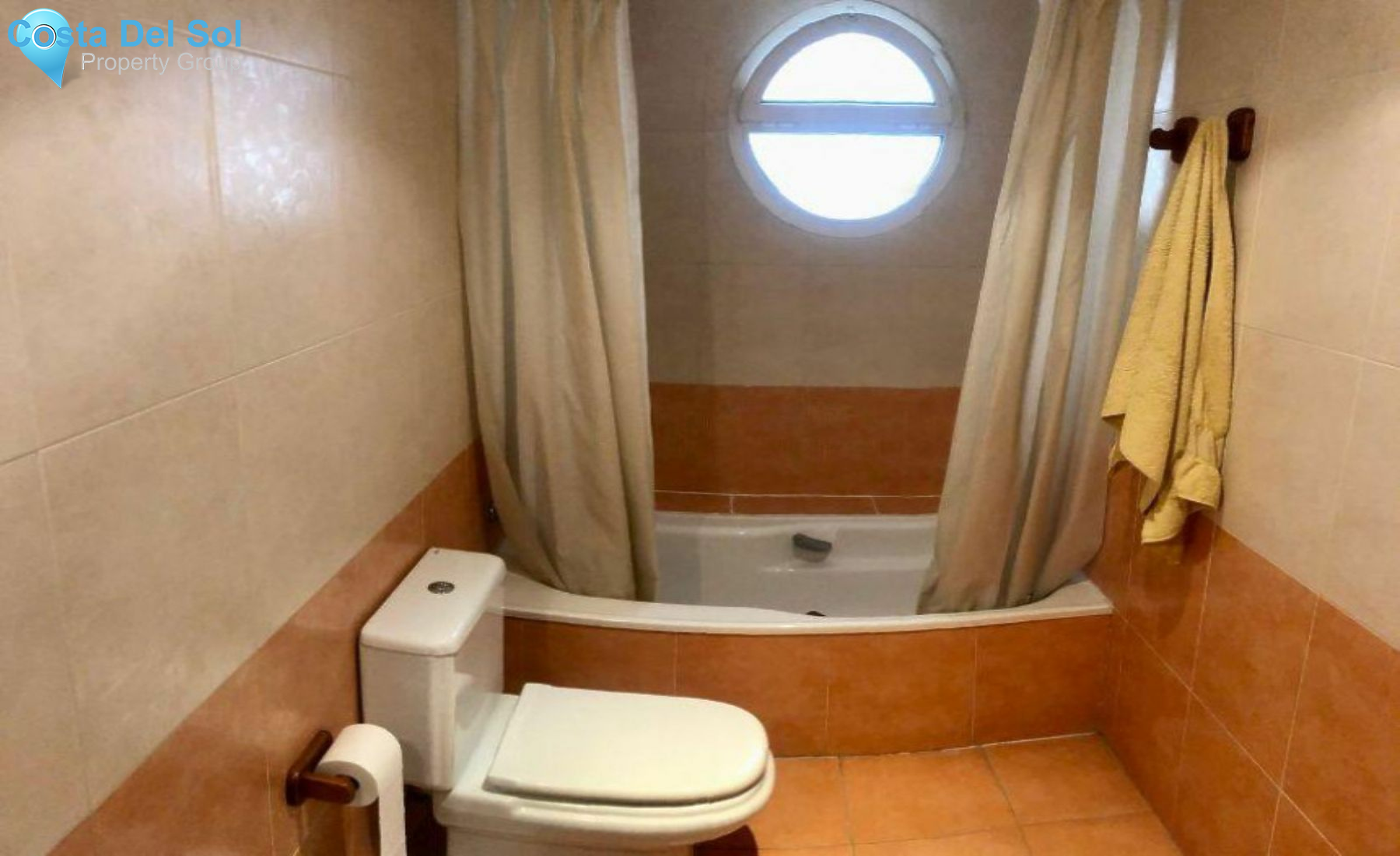 Middle Floor Apartment in Estepona-1170107